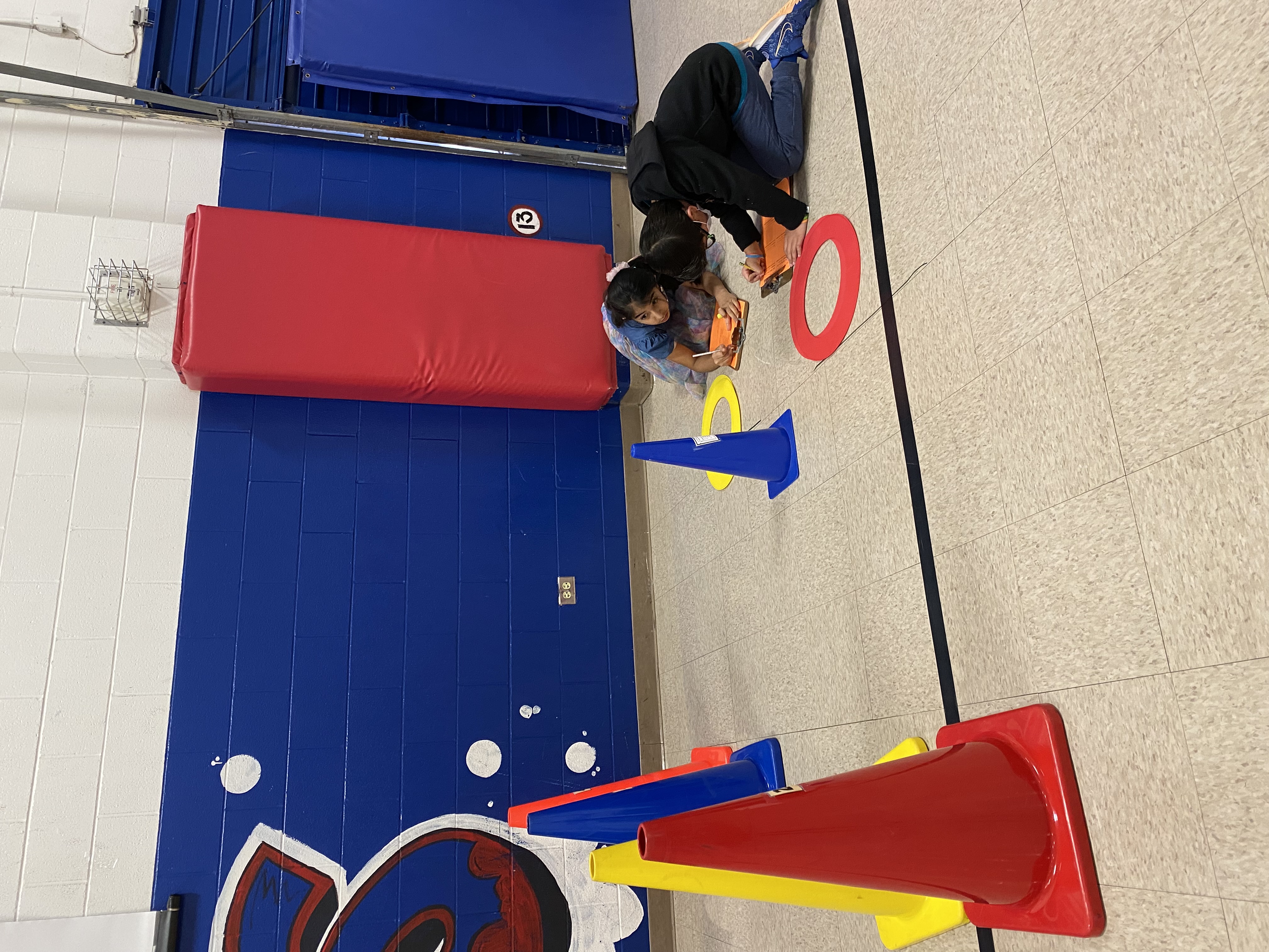 Students drawing pictures. 